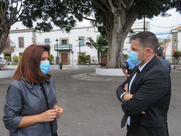 El alcalde y la vicealcaldesa charlan la plaza de San Juan después de un minuto de silencio por los fallecidos por el Covid-19 (Foto TA)