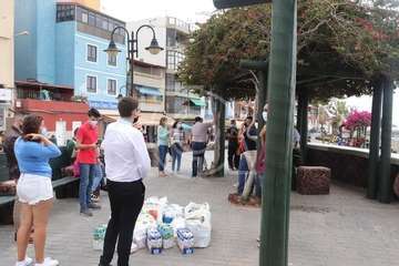 NNGG del PP recoge 50 kilos de comida en un picnic solidario en Telde (Foto TA)