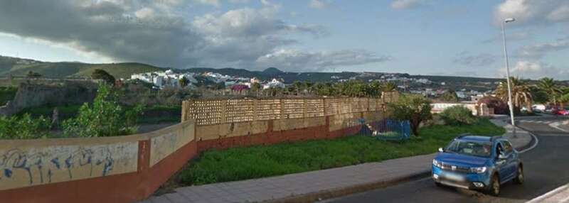 Muros en mal estado de la Avenida Alcalde Alejandro Castro (Foto TA)