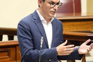 Pablo Rodríguez en la sesión de este martes del Parlamento canario (foto Acfi Press y TA)