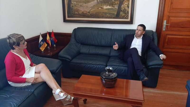 El alcalde Héctor Suárez con la presidente de la AECO, María Salud Gil (Foto TA)