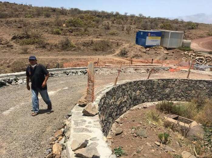 Florido camina sobre el marco construido sobre el barranquillo. A la derecha, acceso de tierra por el que pueden bajar las escorrentías (Foto C7)