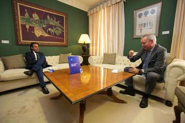 El consejero de Obras Públicas, Transportes y Vivienda del Gobierno de Canarias, Sebastián Franquis, entregó el documento al Parlamento canario (Foto TA)