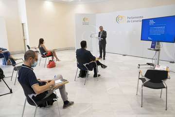 El consejero de Obras Públicas, Transportes y Vivienda del Gobierno de Canarias, Sebastián Franquis, entregó el documento al Parlamento canario (Foto TA)