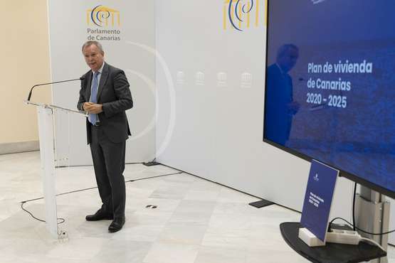 El consejero de Obras Públicas, Transportes y Vivienda del Gobierno de Canarias, Sebastián Franquis, entregó el documento al Parlamento canario (Foto TA)