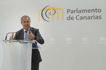 El consejero de Obras Públicas, Transportes y Vivienda del Gobierno de Canarias, Sebastián Franquis, entregó el documento al Parlamento canario (Foto TA)
