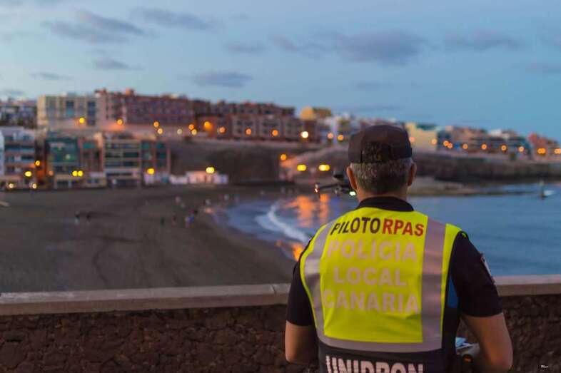 Un agente de la Unidad de Dron de la Policía Local/Antonio Rico.
