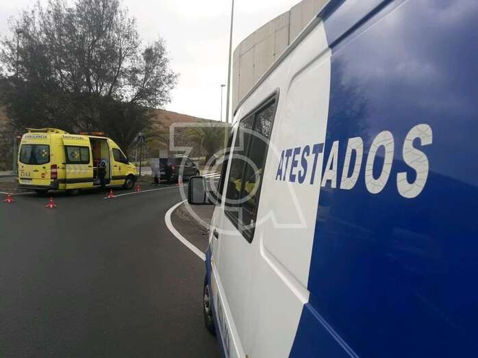 La Unidad de Atestados, ayer por la tarde en el accidente ocurrido en la rotonda de Makro/TA.