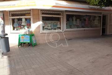 Operarios municipales desmontan la terraza ilegal de la calle de Alonso Quesada/TA.