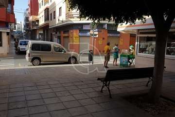 Operarios municipales desmontan la terraza ilegal de la calle de Alonso Quesada/TA.