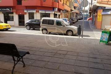 Operarios municipales desmontan la terraza ilegal de la calle de Alonso Quesada/TA.