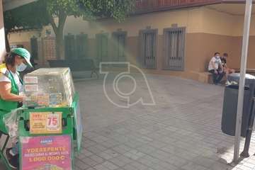 Operarios municipales desmontan la terraza ilegal de la calle de Alonso Quesada/TA.