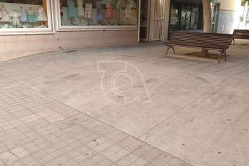 Operarios municipales desmontan la terraza ilegal de la calle de Alonso Quesada/TA.