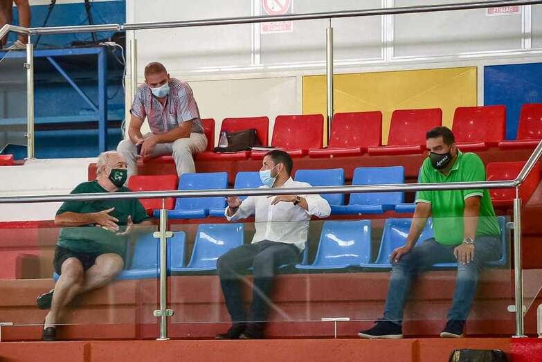 El concejal de Deportes, Diego Ojeda, de NC, junto al alcalde Héctor Suárez, y el presidente del Rocasa, Antonio Moreno/TA.