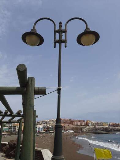 Farola amarrada al entramado de madera de un mirador en Clavellinas para evitar su desplome/TA.