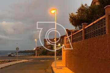 Farolas en mal estado en el paseo costero de Telde/TA.