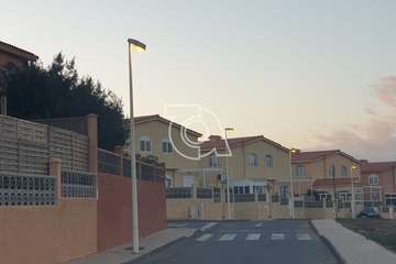 Farolas en mal estado en el paseo costero de Telde/TA.