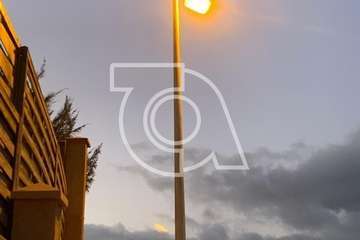 Farolas en mal estado en el paseo costero de Telde/TA.