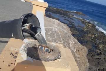 Farolas en mal estado en el paseo costero de Telde/TA.