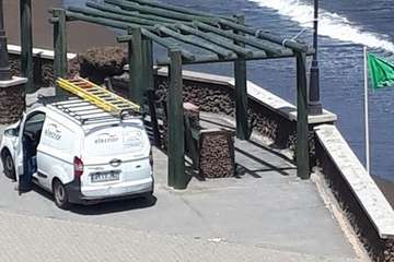 Farolas en mal estado en el paseo costero de Telde/TA.