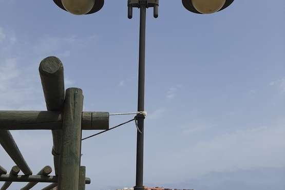 Farolas en mal estado en el paseo costero de Telde/TA.