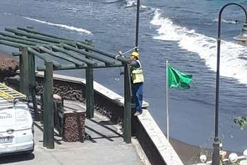 Farolas en mal estado en el paseo costero de Telde/TA.
