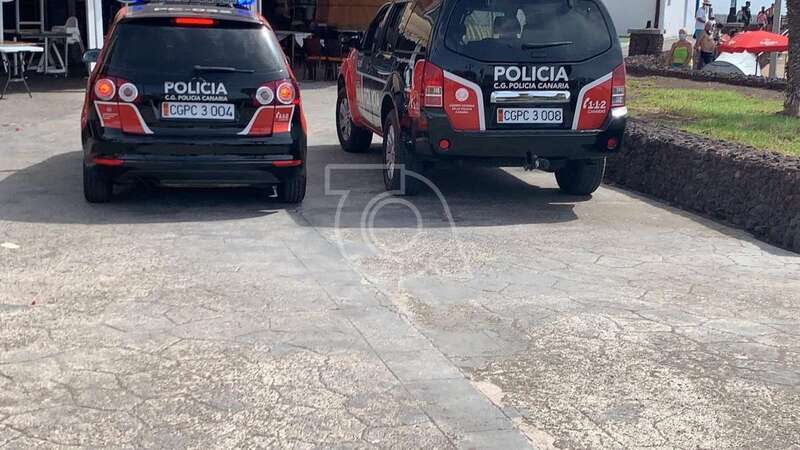 Dos coches patrulla de la Policía Canaria, este mediodía en Melenara/TA.