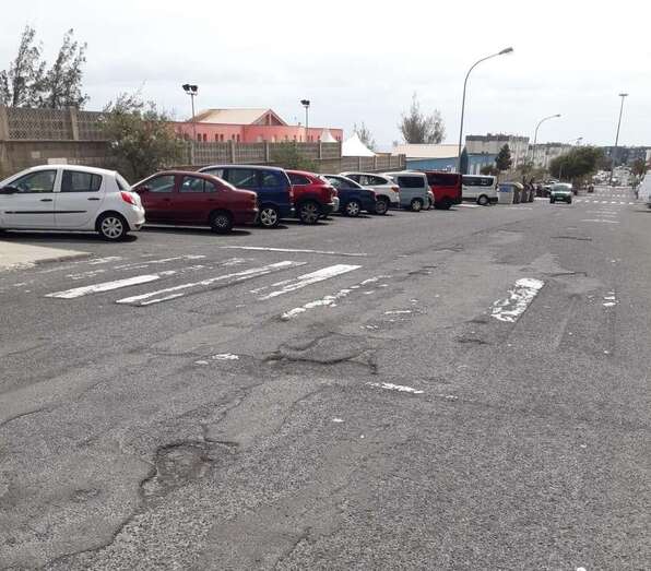 Imagen de una calle plagada de baches en el Valle de Jinámar (Foto TA)
