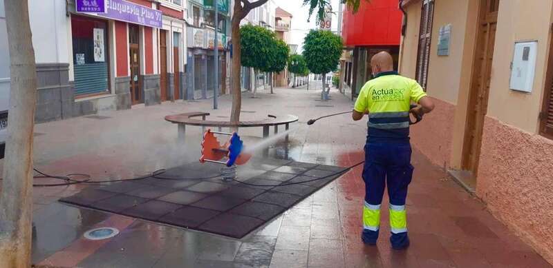 Imagen de archivo de la desinfección de la Zona Comercial Abierta de Los Llanos (Foto TA)