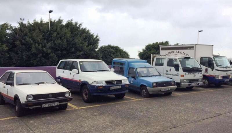Imagen de archivo de varios vehículos antiguos de la flota municipal (Foto TA)