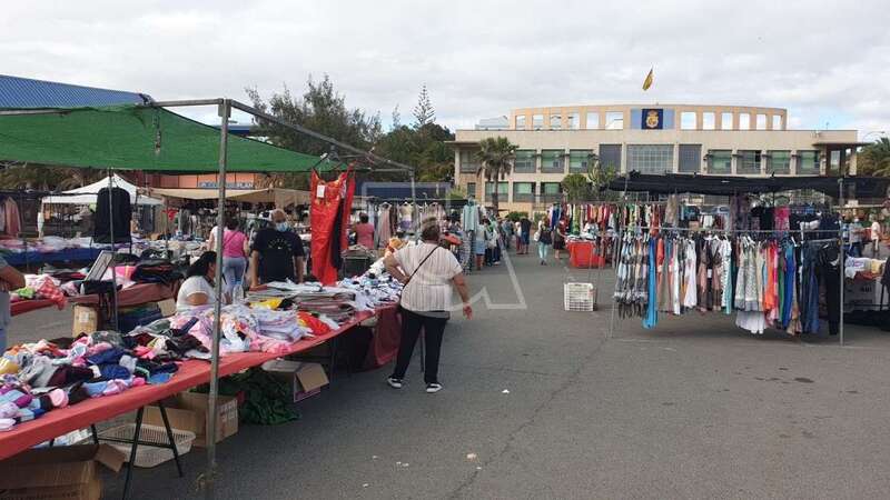 El mercadillo de Los Llanos, en la explanada de Narea, este sábado/TA.
