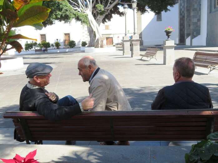 Pensionistas sentados en la plaza de San Juan/TA.