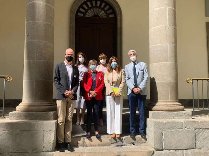 Carmen Hernández, con una representación de los bahais canarios en el Parlamento regional/TA.
