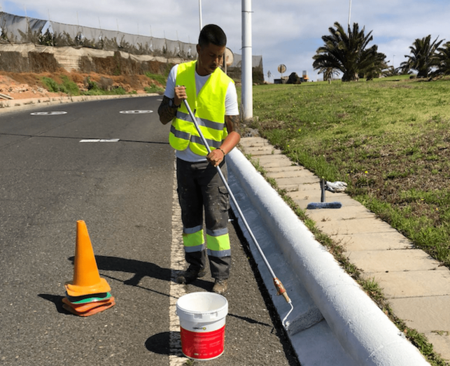 Imagen de archivo de un operario municipal adecentando una carretera (Foto TA)