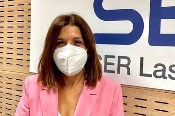 Carmen Hernández en los estudios de SER Las Palmas/TA.