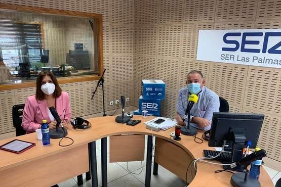 Carmen Hernández en los estudios de SER Las Palmas/TA.