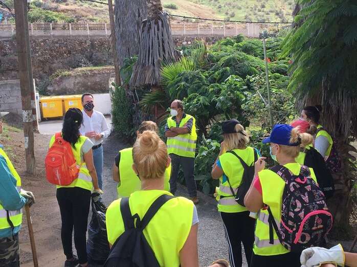 Eloy Santana, junto a un grupo de trabajadores (Foto TA)