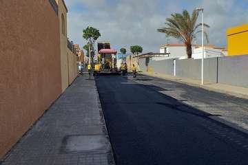 El plan de asfaltado embetuna las calles de Hoya Pozuelo/TA.
