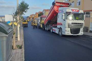 El plan de asfaltado embetuna las calles de Hoya Pozuelo/TA.