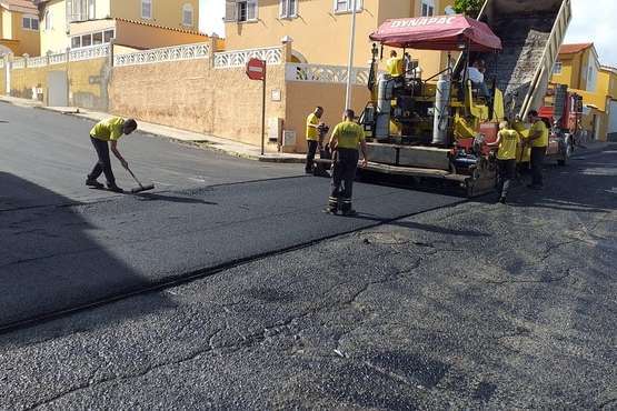 El plan de asfaltado embetuna las calles de Hoya Pozuelo/TA.