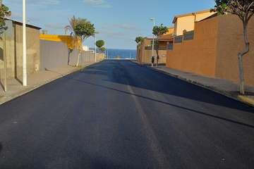 El plan de asfaltado embetuna las calles de Hoya Pozuelo/TA.