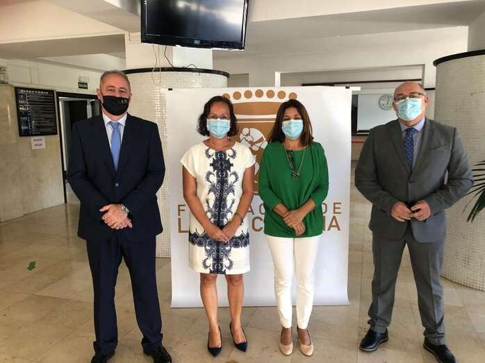 Carmen Hernández, en la toma de posesión del presidente regional de la Federación Canaria de Lucha/TA.