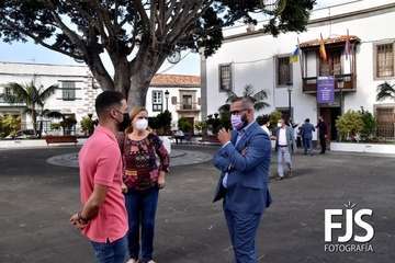 Minuto de silencio por el 25-N en la plaza de San Juan/Francisco Javier Santana y TA.