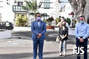 Minuto de silencio por el 25-N en la plaza de San Juan/Francisco Javier Santana y TA.