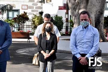 Minuto de silencio por el 25-N en la plaza de San Juan/Francisco Javier Santana y TA.