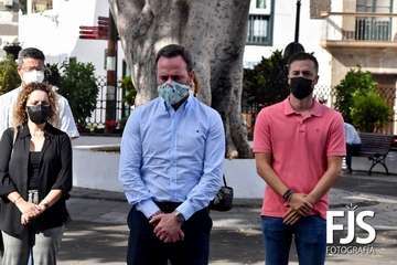Minuto de silencio por el 25-N en la plaza de San Juan/Francisco Javier Santana y TA.
