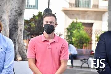 Minuto de silencio por el 25-N en la plaza de San Juan/Francisco Javier Santana y TA.