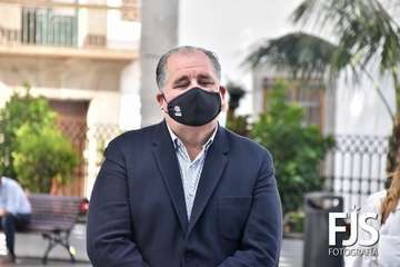 Minuto de silencio por el 25-N en la plaza de San Juan/Francisco Javier Santana y TA.