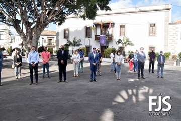 Minuto de silencio por el 25-N en la plaza de San Juan/Francisco Javier Santana y TA.