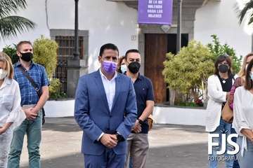 Minuto de silencio por el 25-N en la plaza de San Juan/Francisco Javier Santana y TA.